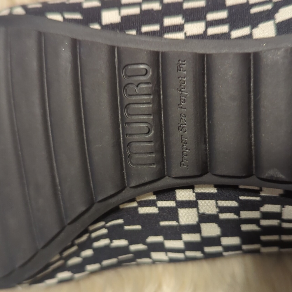 Munro Black and White Geometric Flats Sz 8 - Picture 5 of 7